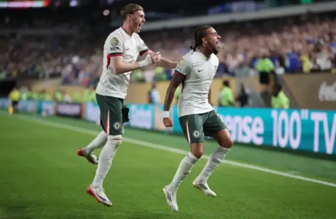 Malo Gusto và Cole Palmer mừng bàn trong trận Chelsea thắng Palmeiras 2-1 ở tứ kết FIFA Club World Cup trên sân Lincoln Financial.