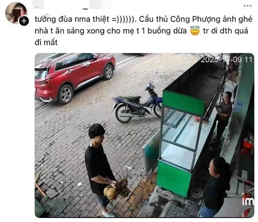 Công Phượng khiến mạng xã hội dậy sóng với hành động tặng buồng dừa